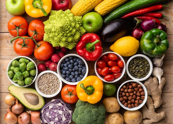 健康的な食事成分 新鮮な野菜 果物やスーパーフード ビーガンフードの概念 木造背景 — ストック写真