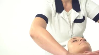 Beyaz arka plan üzerinde kaplıca tedavisi alma genç çekici kadın. Masaj, gençleştirme ve sağlık kavramı.