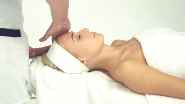 Jonge Aantrekkelijke Vrouw Kuur Krijgen Witte Achtergrond Massage Verjonging Gezondheidszorg — Stockvideo