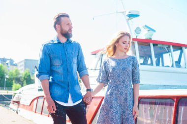 Sevgi dolu genç iskele yürüme çift. Tarihi açık olan kadın ve erkek. Aşk ve ilişkiler kavramı.