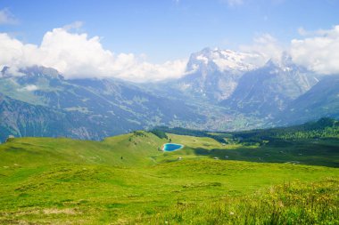 Dağ doruklarına arka plan manzara. Jungfrau, Bernese highland. Alpler, turizm yolculuk yürüyüş kavramı