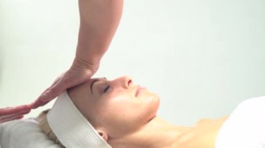 Beyaz arka plan üzerinde kaplıca tedavisi alma genç çekici kadın. Masaj, gençleştirme ve sağlık kavramı.