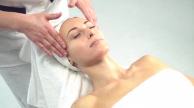 Beyaz arka plan üzerinde kaplıca tedavisi alma genç çekici kadın. Masaj, gençleştirme ve sağlık kavramı.