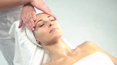 Beyaz arka plan üzerinde kaplıca tedavisi alma genç çekici kadın. Masaj, gençleştirme ve sağlık kavramı.