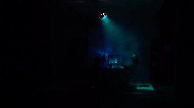 Adam oyun sanal gerçeklik komada geceleri vr kulaklık. Cyberpunk, teknoloji ve bilim kurgu kavramı.