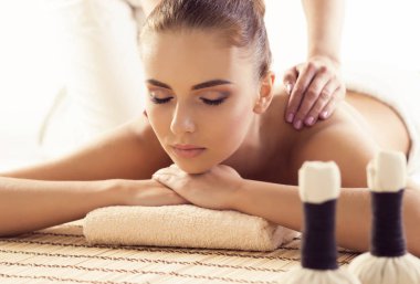 Genç kadın Spa Close-up. Geleneksel tedavi şifa ve üzerinde beyaz izole Tedaviler masaj. Sağlık ve cilt bakımı, Masaj ve rekreasyon kavramı.