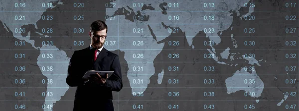 商人用电脑平板站在图上 世界地图背景 全球化 资本主义概念 — 图库照片