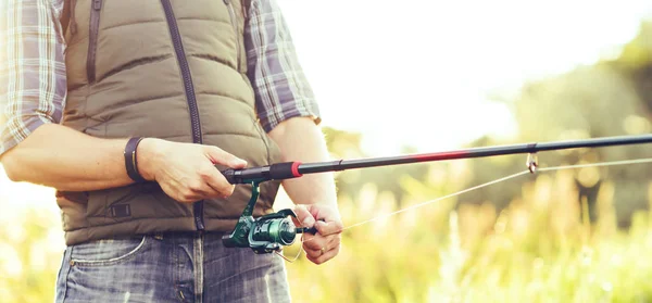 Pescador Com Fiação Isca Captura Peixe Lago Rio Homem Num — Fotografia de Stock