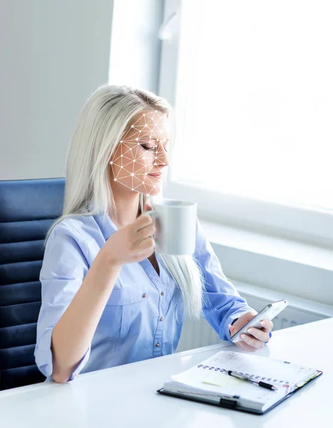 Retrato Una Mujer Con Una Rejilla Autenticación Cara Mujer Negocios — Foto de Stock