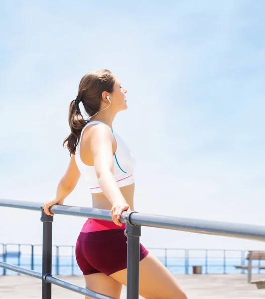 Concepto Deporte Fitness Mujer Joven Forma Deportiva Que Trabaja Gimnasio —  Fotos de Stock