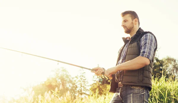 Pescador Com Fiação Isca Captura Peixe Lago Rio Homem Num — Fotografia de Stock