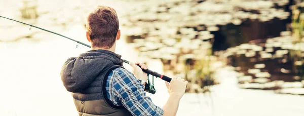 Pescador Com Fiação Isca Captura Peixe Lago Rio Homem Num — Fotografia de Stock