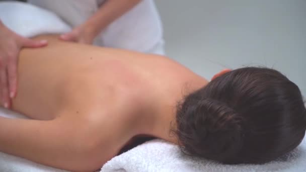 Giovane Donna Alla Spa Terapia Curativa Tradizionale Trattamenti Massaggianti Salute — Video Stock
