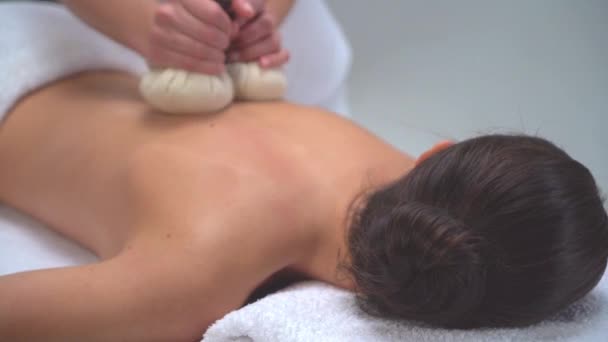 Une Jeune Femme Spa Thérapie Guérison Traditionnelle Massages Santé Soins — Video