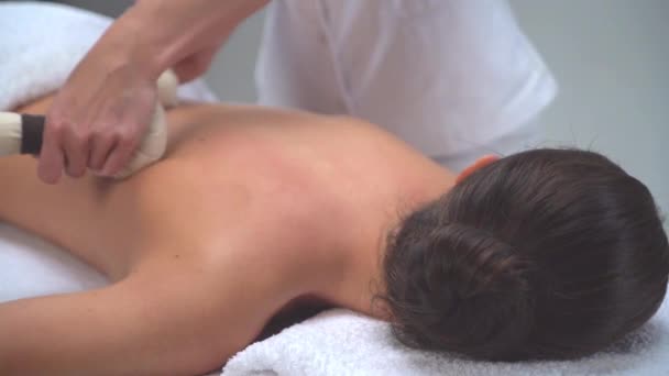 Junge Frau Kurort Traditionelle Heiltherapie Und Massagen Gesundheit Hautpflege Massage — Stockvideo