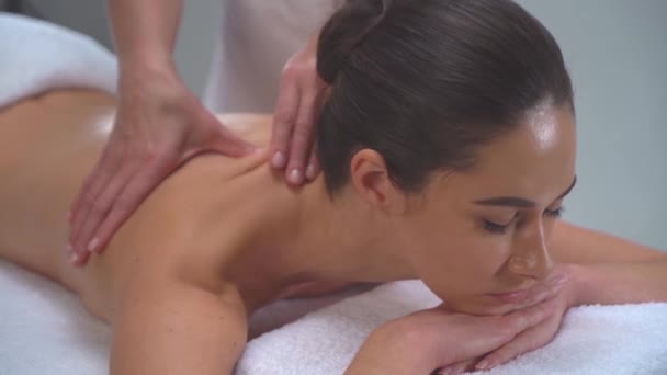 Mujer Joven Spa Terapia Curativa Tradicional Tratamientos Masaje Salud Cuidado — Vídeo de stock