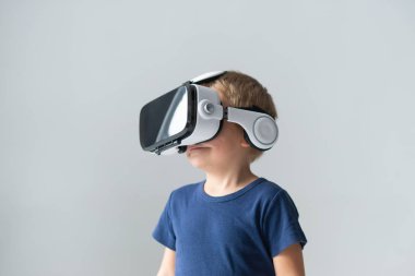 Bir sanal gerçeklik kulaklık mutlu çocuk portresi. VR kullanarak çekici çocuk evde gözlükler. Eğlence teknoloji, fütüristik gadget'lar ve nesil Z kavramı.