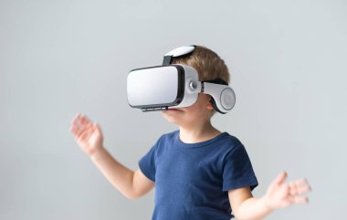 Bir sanal gerçeklik kulaklık mutlu çocuk portresi. VR kullanarak çekici çocuk evde gözlükler. Eğlence teknoloji, fütüristik gadget'lar ve nesil Z kavramı.