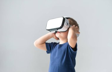Bir sanal gerçeklik kulaklık mutlu çocuk portresi. VR kullanarak çekici çocuk evde gözlükler. Eğlence teknoloji, fütüristik gadget'lar ve nesil Z kavramı.