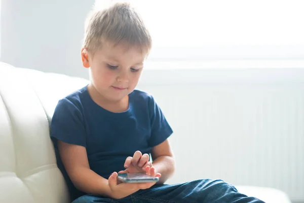 Bir Smartphone Ile Oynamak Mutlu Çocuk Portresi Bir Cep Telefonu — Stok fotoğraf