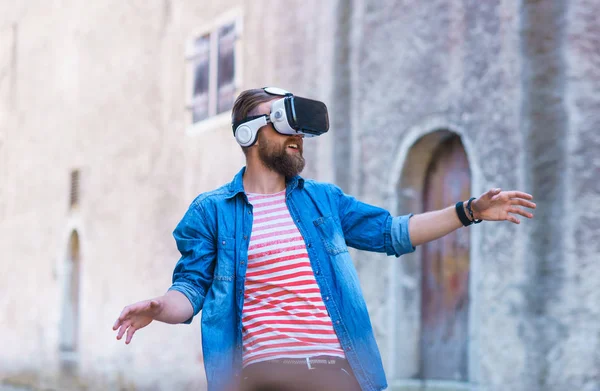 Hombre Caminando Por Calle Con Auriculares Realidad Aumentada Virtual Dispositivos — Foto de Stock