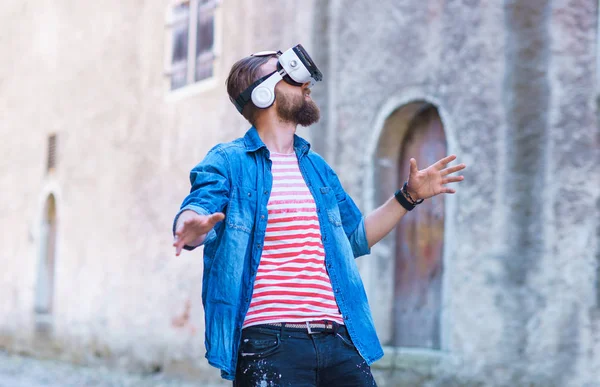 Hombre Caminando Por Calle Con Auriculares Realidad Aumentada Virtual Dispositivos — Foto de Stock