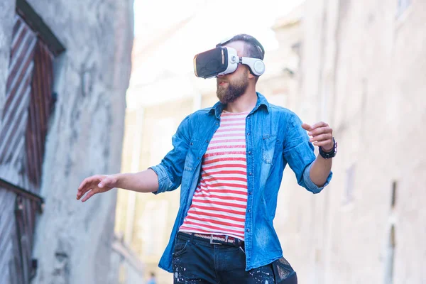 Hombre Caminando Por Calle Con Auriculares Realidad Aumentada Virtual Dispositivos — Foto de Stock