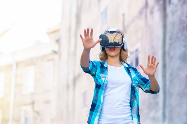 Girl Walking Street Augmented Virtual Reality Headset Entertainment Devices Futuristic — Stock Photo, Image