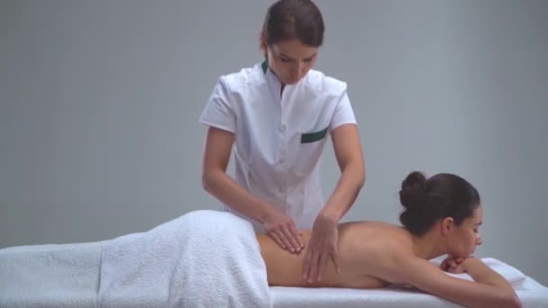 Jonge Vrouw Spa Traditionele Genezing Van Therapie Massage Behandelingen Gezondheid — Stockvideo