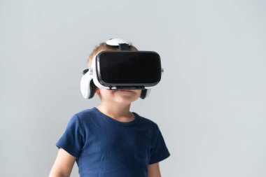 Bir sanal gerçeklik kulaklık mutlu çocuk portresi. VR kullanarak çekici çocuk evde gözlükler. Eğlence teknoloji ve nesil Z kavramının.