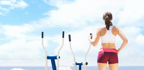 Deportiva y hermosa chica haciendo deportes al aire libre. Gimnasio, fitness, estilo de vida saludable . —  Fotos de Stock