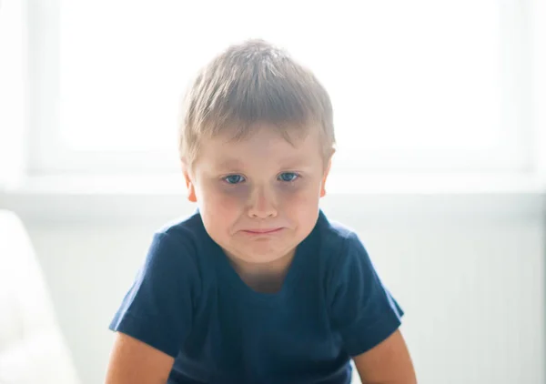 Portrait de garçon hystérique. bouleversé caucasien enfant pleurer à la maison . — Photo