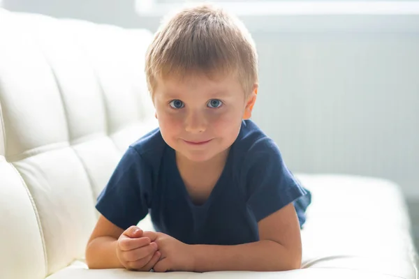 Portrait d'un garçon souriant heureux. Enfant attrayant à la maison . — Photo