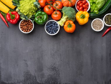 Maddeleri yeme sağlıklı: taze sebze, meyve ve superfood. Beslenme, diyet, vegan gıda kavramı