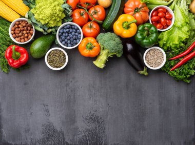 Maddeleri yeme sağlıklı: taze sebze, meyve ve superfood. Beslenme, diyet, vegan gıda kavramı