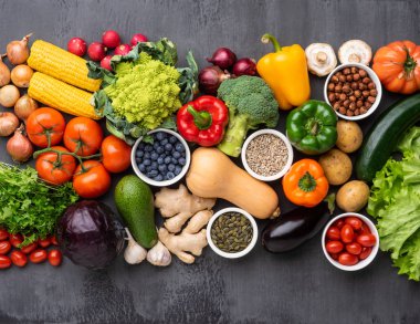 Maddeleri yeme sağlıklı: taze sebze, meyve ve superfood. Beslenme, diyet, vegan gıda kavramı