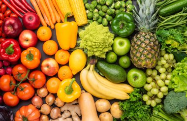 Maddeleri yeme sağlıklı: taze sebze, meyve ve superfood. Beslenme, diyet, vegan gıda kavramı