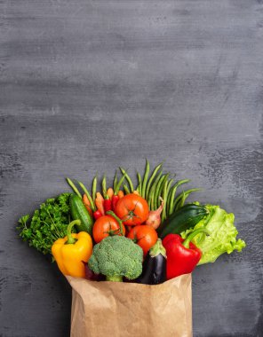 Maddeleri yeme sağlıklı: taze sebze, meyve ve superfood. Beslenme, diyet, vegan gıda kavramı
