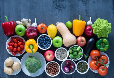 Maddeleri yeme sağlıklı: taze sebze, meyve ve superfood. Beslenme, diyet, vegan gıda kavramı