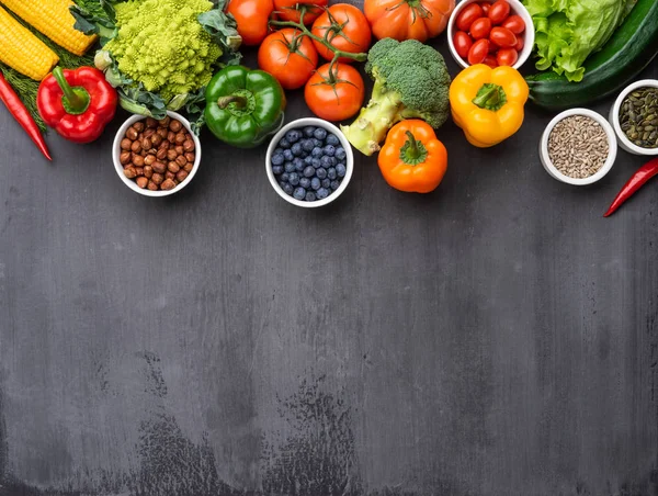 Note di alimentazione: verdure fresche, frutta e superfood. Nutrizione, dieta, concetto di cibo vegano — Foto Stock
