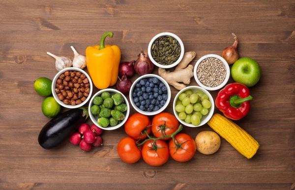 Ingredientes alimenticios saludables: verduras frescas, frutas y superalimentos. Nutrición, dieta, concepto de comida vegana — Foto de Stock