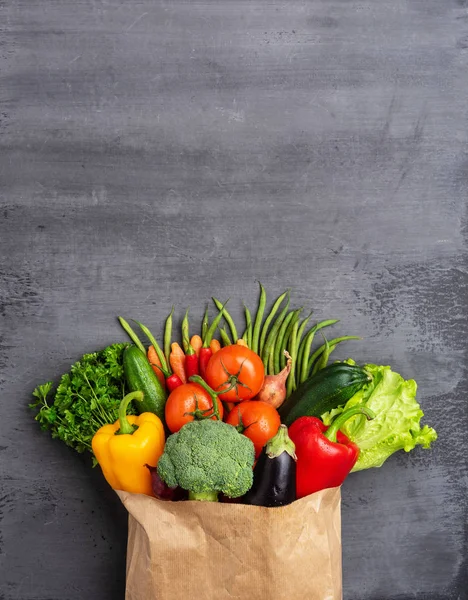Maddeleri yeme sağlıklı: taze sebze, meyve ve superfood. Beslenme, diyet, vegan gıda kavramı