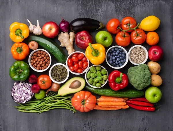 Ingredientes alimenticios saludables: verduras frescas, frutas y superalimentos. Nutrición, dieta, concepto de comida vegana —  Fotos de Stock