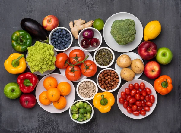 Здоровое питание: свежие овощи, фрукты и суперпродукты. Питание, диета, концепция веганского питания — стоковое фото