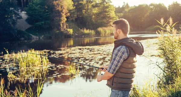 Fiskare Med Spinning Och Bete Som Fångar Fisk Sjö Eller — Stockfoto