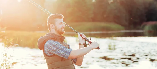 Pescador Com Fiação Isca Captura Peixe Lago Rio Homem Num — Fotografia de Stock