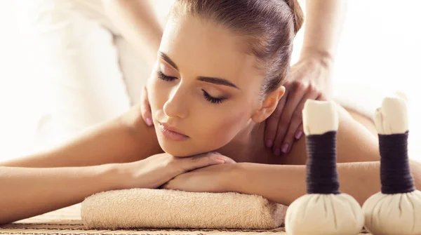 Close Jovem Mulher Spa Terapia Cura Tradicional Tratamentos Massagem Isolados — Fotografia de Stock