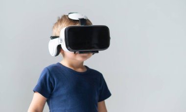 Bir sanal gerçeklik kulaklık mutlu çocuk portresi. VR kullanarak çekici çocuk evde gözlükler. Eğlence teknoloji ve nesil Z kavramının.