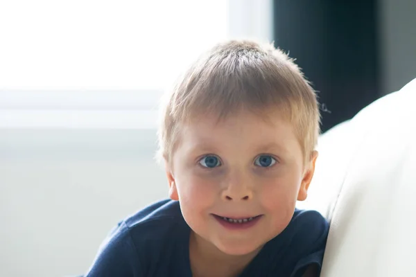 Mutlu gülümseyen çocuk portresi. Çekici çocuk evde. — Stok fotoğraf