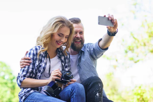 Junges Liebespaar Macht Selfie Foto Freien Liebe Beziehungen Und Date — Stockfoto